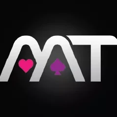 โลโก้สี่เหลี่ยมพื้นหลังสีดำ ลายเส้นสีขาวดัดแปลงคล้ายตัวอักษร M